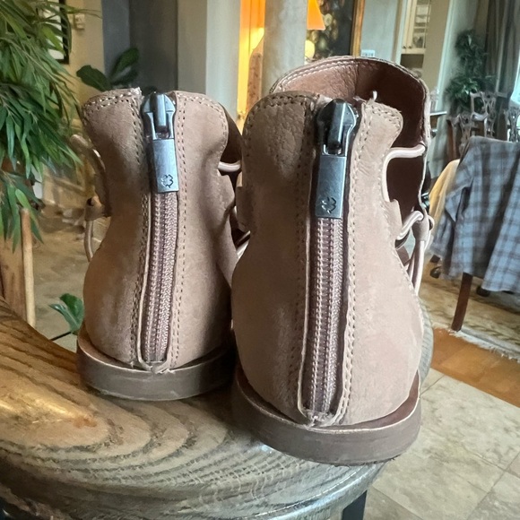 Lucky Brand Bartega, ladies, gladiator style sandals back NWOT 7 1/2 Tan - Picture 8 of 9